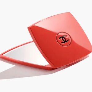 Chanel Première Dame color code mirror